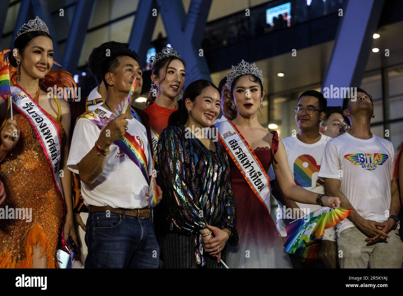 Bangkok, Thailand. 4. Juni 2023. Pheu Thai Parteiführer Chonlanan Srikaew, Mitte links, und Paetongtarn Shinawatra, Mitte rechts, posieren für ein Foto während der Bangkok Pride Parade in Bangkok, Thailand, 4. Juni 2023. (Kreditbild: © Valeria Mongelli/ZUMA Press Wire) NUR REDAKTIONELLE VERWENDUNG! Nicht für den kommerziellen GEBRAUCH! Stockfoto