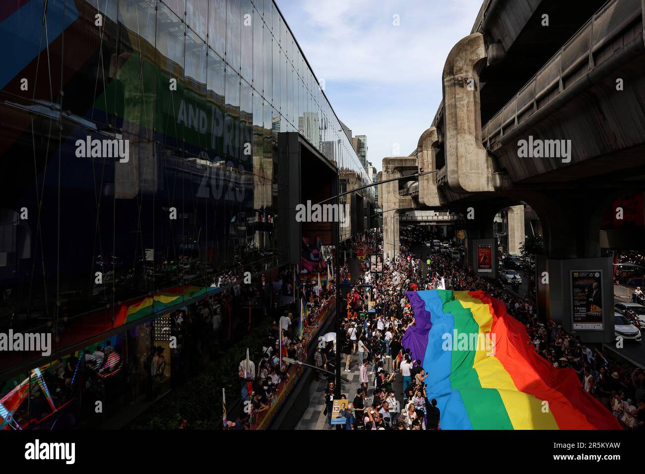 Bangkok, Thailand. 4. Juni 2023. Demonstranten halten während der Bangkok Pride Parade in Bangkok, Thailand, am 4. Juni 2023 eine riesige Regenbogenflagge. (Kreditbild: © Valeria Mongelli/ZUMA Press Wire) NUR REDAKTIONELLE VERWENDUNG! Nicht für den kommerziellen GEBRAUCH! Stockfoto