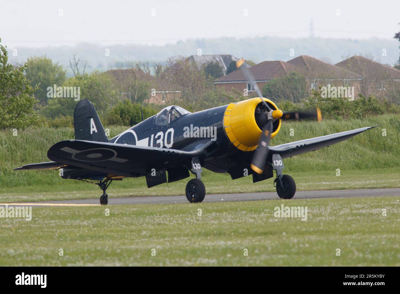 Ein Corsair, das zu einer Flugschau in der RAF Duxford in Cambridgeshire England, 2023, startet Stockfoto