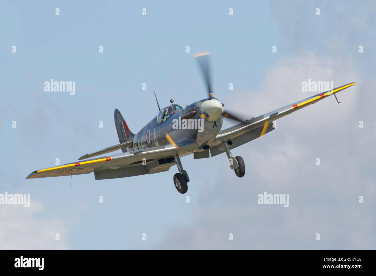 A Spitfire on final approach at RAF Duxford Air Show, Mai 2023 in England Stockfoto