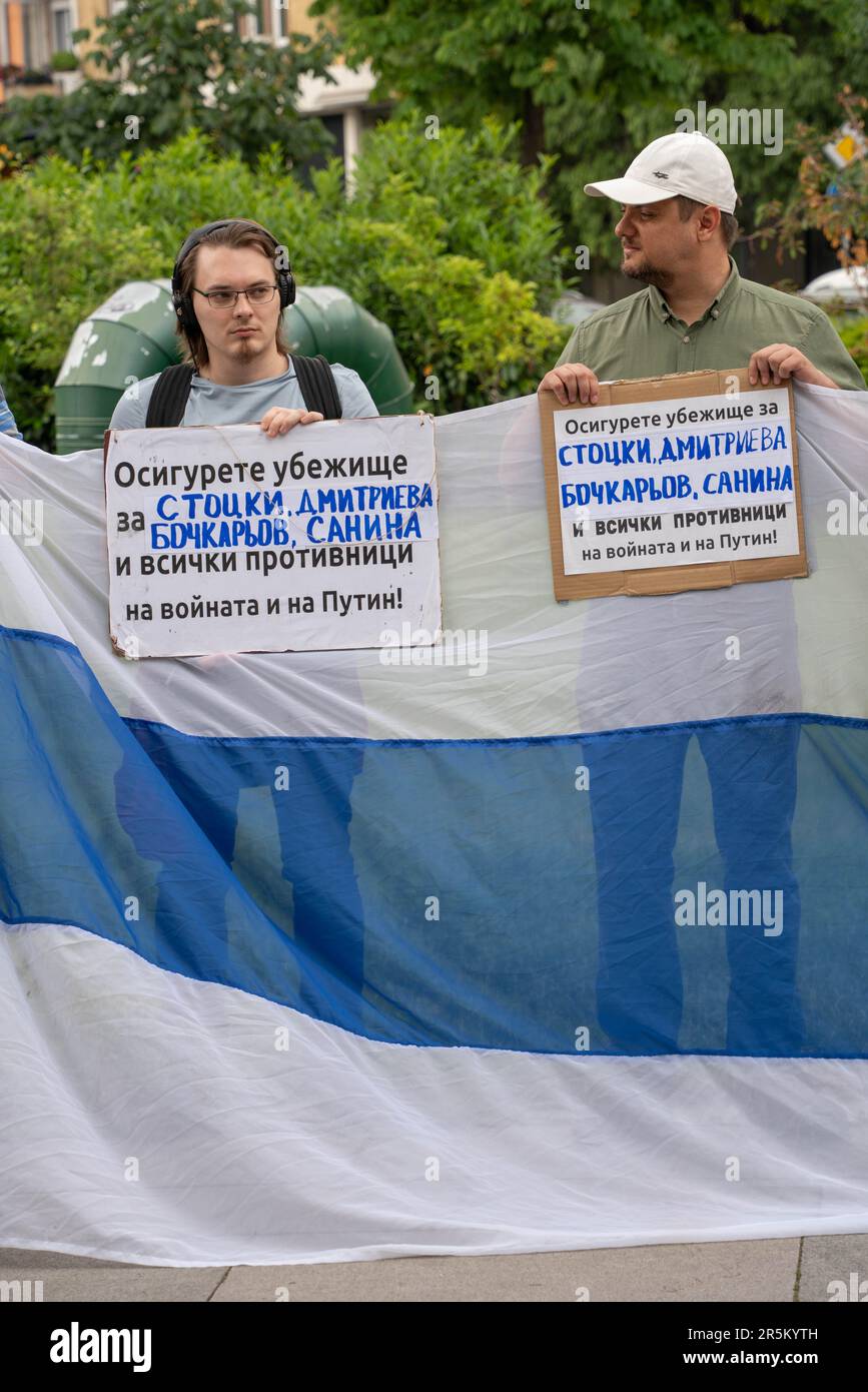 Oppositionsorientierte Russen bei einem Treffen zur Unterstützung von Alexej Navalny und russischen Flüchtlingen in Sofia, Bulgarien Stockfoto