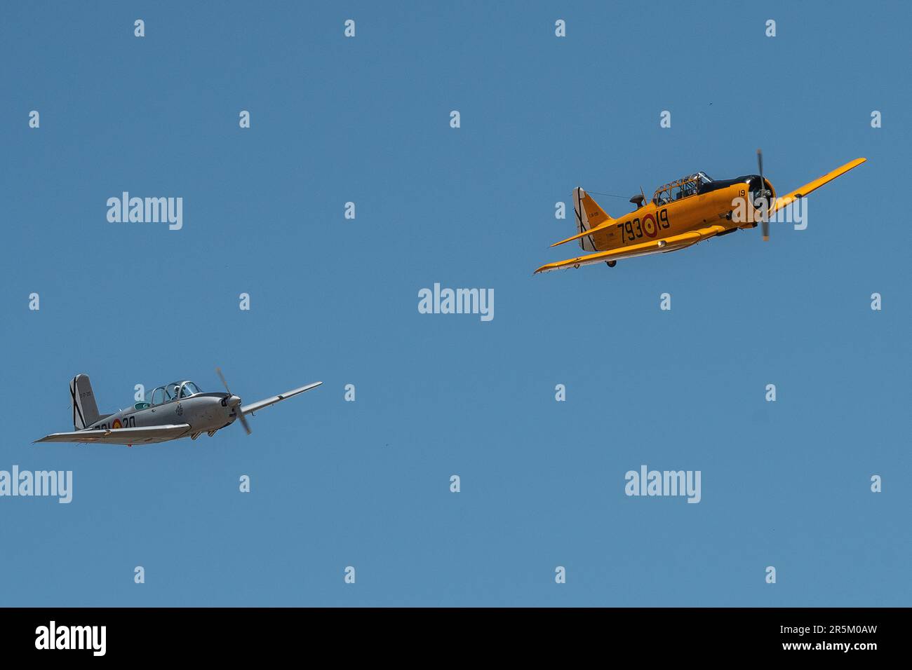 Madrid, Spanien. 04. Juni 2023. Das nordamerikanische TEXANFLUGZEUG T-6 von 1937 (R) und der Beechcraft T-34A Mentor von 1948 (L) fliegen während einer historischen Flugzeugausstellung, die auf dem Cuatro Vientos Flugplatz von der Infante de Orleans Foundation stattfindet. Die Infante de Orleans Foundation ist ein Museum historischer Flugzeuge im Flug, das derzeit 40 Flugzeuge mit 32 verschiedenen Modellen hat. Kredit: Marcos del Mazo/Alamy Live News Stockfoto