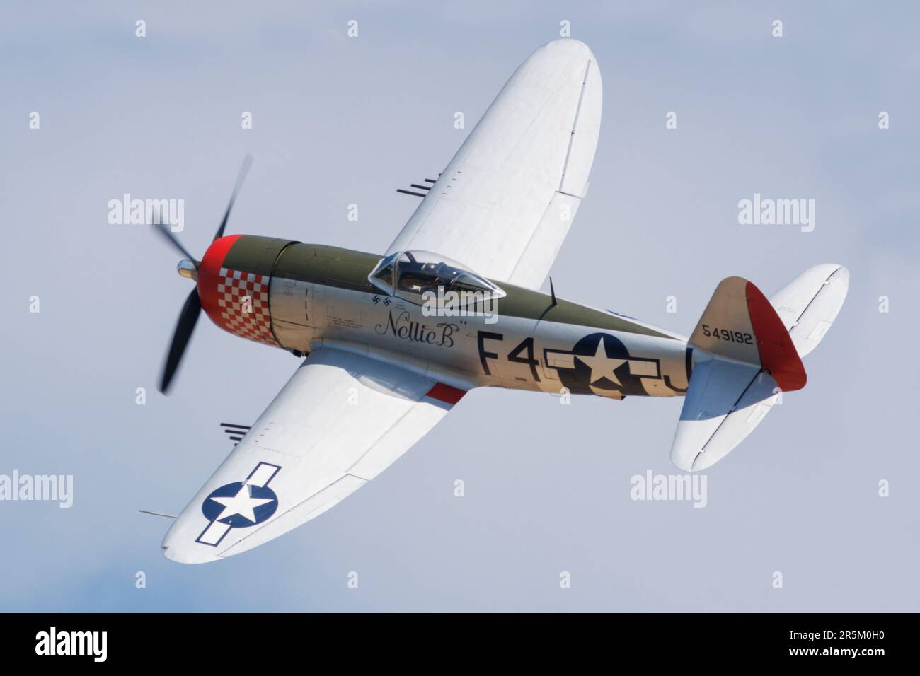 P-47 Thunderbolt „Nellie B“ fliegt während einer Flugschau auf der RAF Duxford im Jahr 2023 Stockfoto