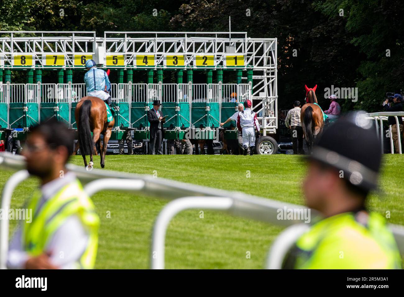 Epsom, Großbritannien. 3. Juni 2023. Rennpferde und Jockeys nähern sich am Tag des Epsom Derby den Startplätzen der Rennbahn Epsom Downs. £150.000 wurden für zusätzliche Sicherheitsmaßnahmen ausgegeben, um einem geplanten Protest von Aktivisten von Animal Rising entgegenzuwirken, die Pferderennen als grausame und ausbeuterische Industrie ansehen. Die Polizei von Surrey berichtete, dass 31 Verhaftungen vorgenommen wurden, einschließlich 19 präventiven Verhaftungen. Kredit: Mark Kerrison/Alamy Live News Stockfoto