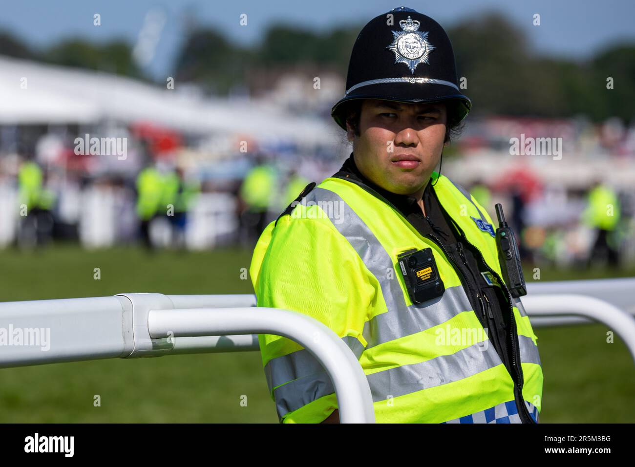 Epsom, 3. Juni 2023. Am Tag des Epsom Derby ist neben der Rennbahn Epsom Downs ein Polizist von Sussex zu sehen. £150.000 wurden für zusätzliche Sicherheitsmaßnahmen ausgegeben, um einem geplanten Protest von Aktivisten von Animal Rising in Epsom entgegenzuwirken, die Pferderennen als grausame und ausbeuterische Industrie ansehen. Die Polizei von Surrey berichtete, dass 31 Verhaftungen vorgenommen wurden, einschließlich 19 präventiven Verhaftungen. Kredit: Mark Kerrison/Alamy Live News Stockfoto