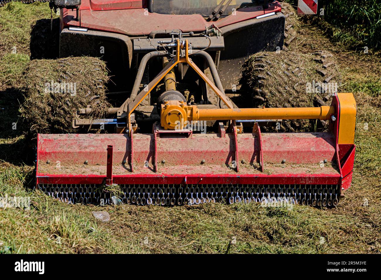 Rasenmäher Maschinendetails Mähen von Gras auf einem landwirtschaftlichen Rasen Stockfoto