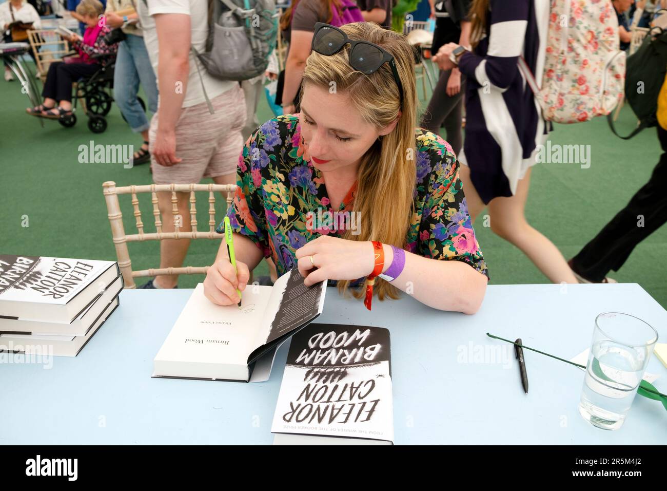 Schriftstellerin Eleanor Catton, Autorin von Birnam Wood, Buchsignierung beim Hay Festival 2023 im Buchladen von Hay-on-Wye Wales UK, KATHY DEWITT Stockfoto