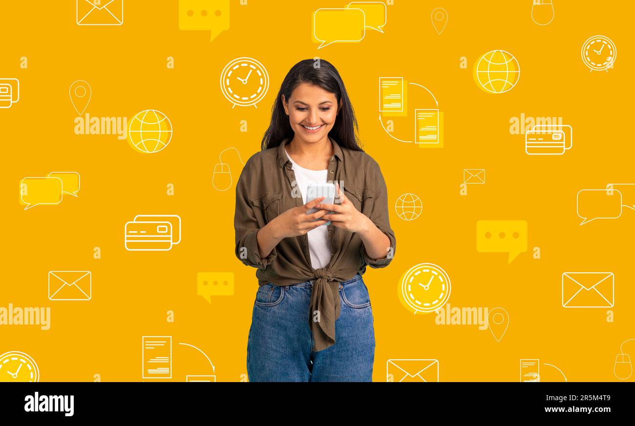 Eine glückliche, hübsche indianerin, die telefoniert, online einkauft Stockfoto