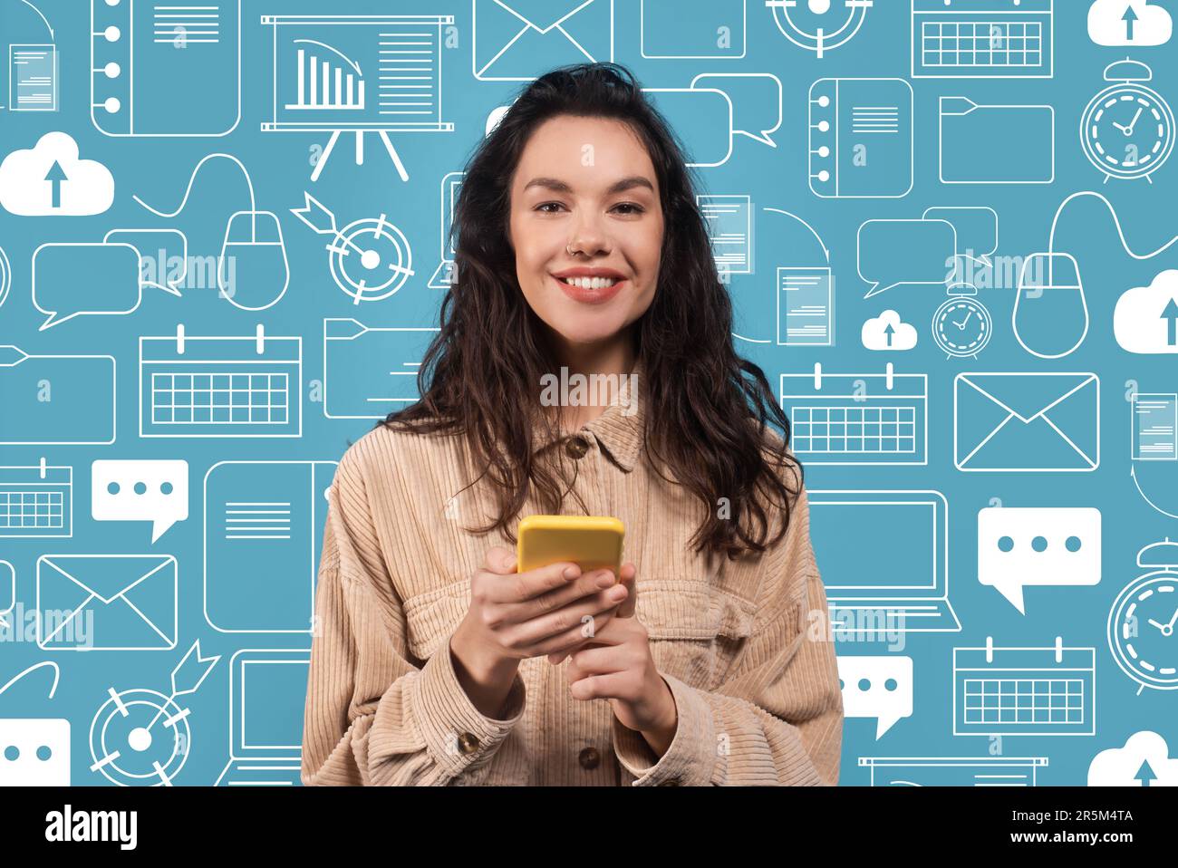 Fröhliche junge brünette Frau, die KI auf dem Smartphone nutzt Stockfoto