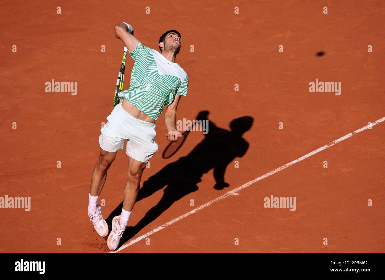 Paris, Frankreich. 04. Juni 2023. Carlos Alcatraz aus Spanien spielt am Sonntag, den 4. Juni 2023, bei den Roland Garros French Tennis Open in Paris gegen Lorenzo Musetti aus Italien. Alcatraz gewann 6:3, 6:2, 6-2 und qualifizierte sich für das Viertelfinale. Foto: Maya Vidon-White/UPI Credit: UPI/Alamy Live News Stockfoto