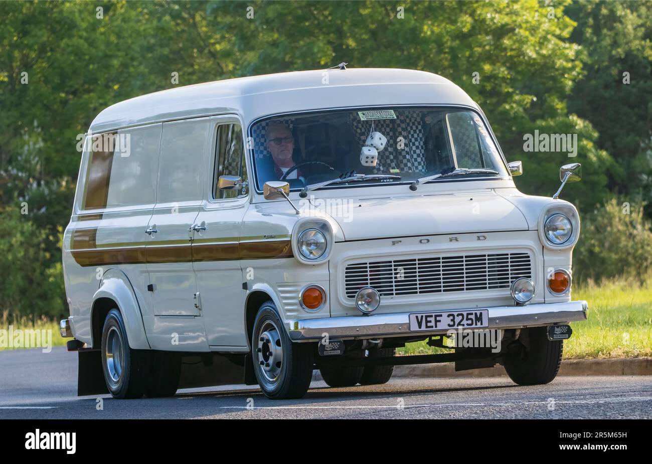 Stony Stratford, Großbritannien - Juni 4. 2023: 1974 weißer FORD TRANSITBUS, klassischer Wagen, der auf einer englischen Landstraße fährt. Stockfoto