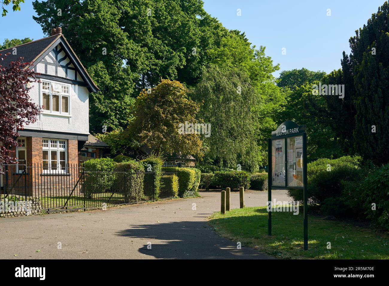 Der Eingang zum Maryon Park, Charlton, London UK, im Sommer Stockfoto