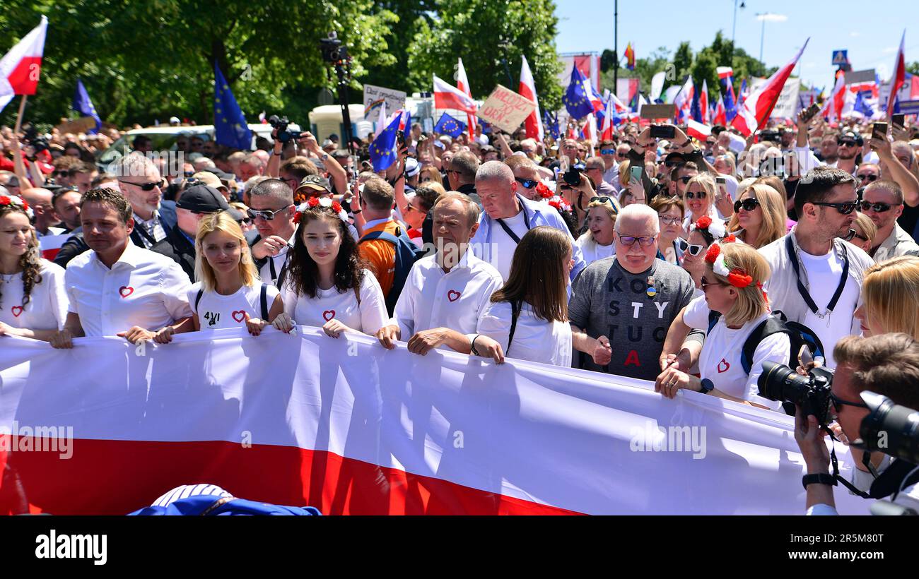 Warschau, Polen. 4. Juni 2023 Die polnische Opposition veranstaltet große regierungsfeindliche Proteste. Hunderttausende marschieren in Polen gegen die Regierung Stockfoto