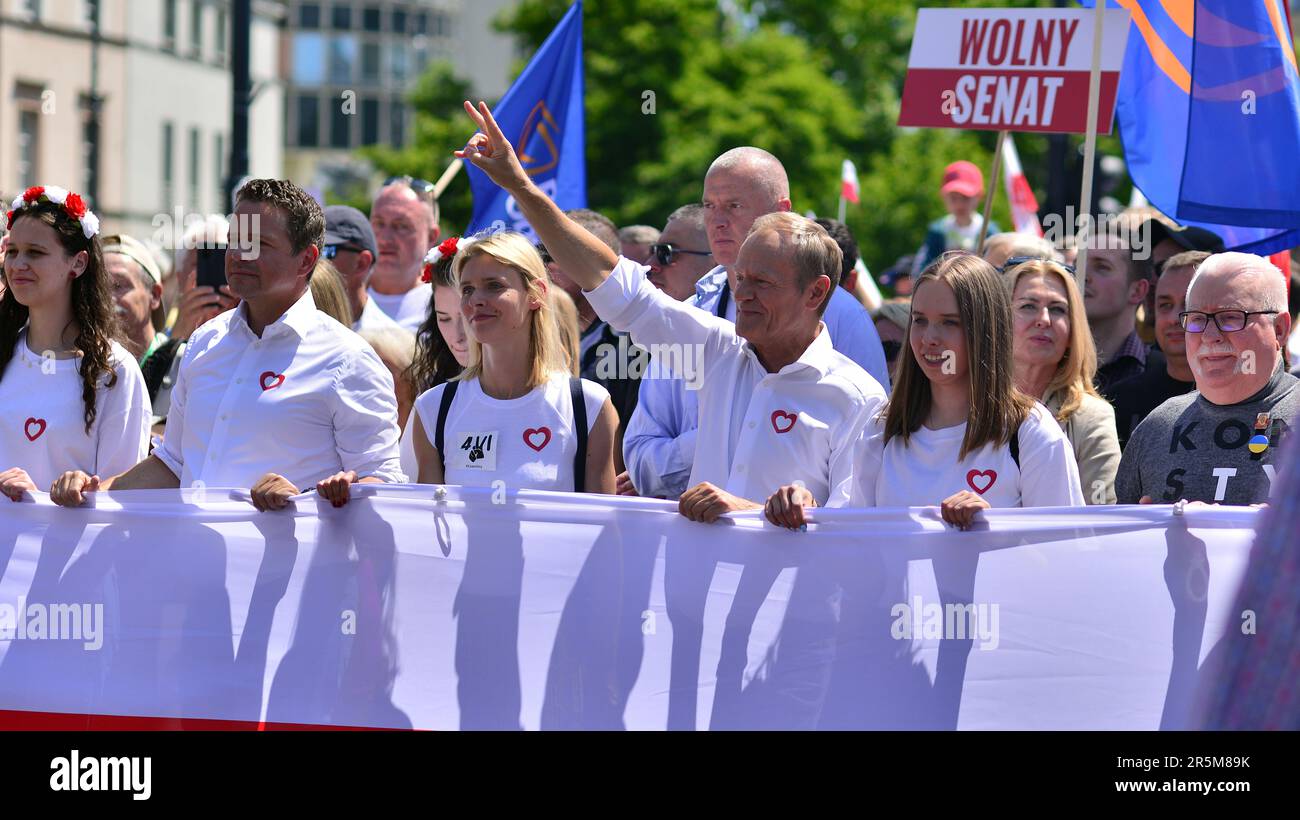 Warschau, Polen. 4. Juni 2023 Die polnische Opposition veranstaltet große regierungsfeindliche Proteste. Hunderttausende marschieren in Polen gegen die Regierung Stockfoto
