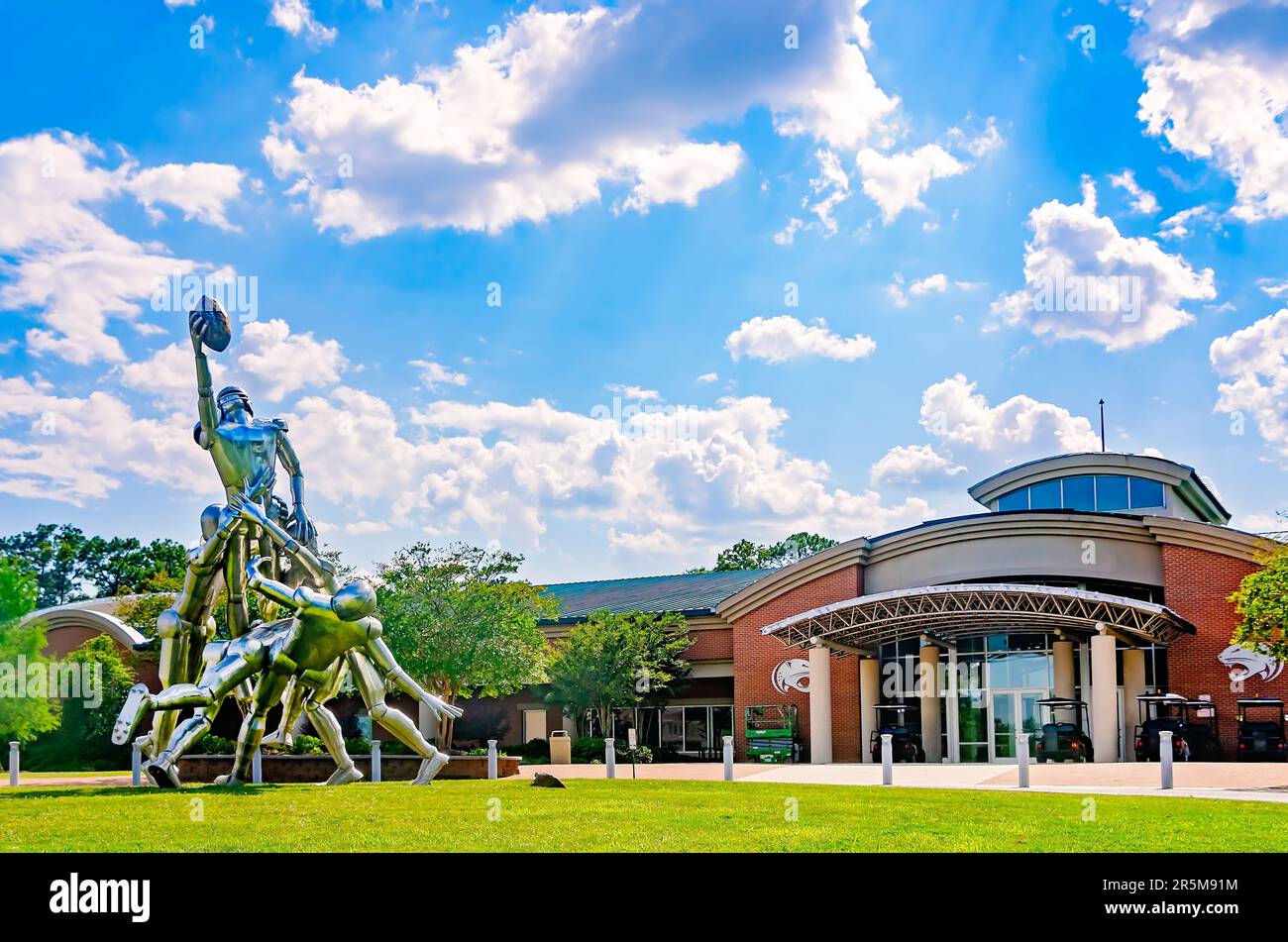 „Gridiron“, eine Edelstahlskulptur von Bruce Larsen, steht vor dem Football fieldhouse der University of South Alabama in Mobile, Alabama. Stockfoto