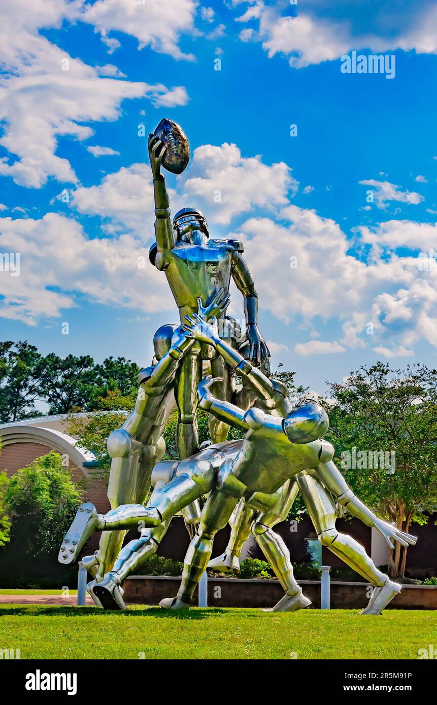 „Gridiron“, eine Edelstahlskulptur von Bruce Larsen, steht vor dem Football fieldhouse der University of South Alabama in Mobile, Alabama. Stockfoto