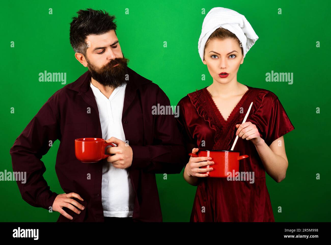 Ein verliebtes junges Paar, das das Wochenende zusammen verbringt. Ein romantisches Paar, das zu Hause frühstückt. Liebe, Lebensstil und Beziehungskonzept. Mann und Frau Stockfoto