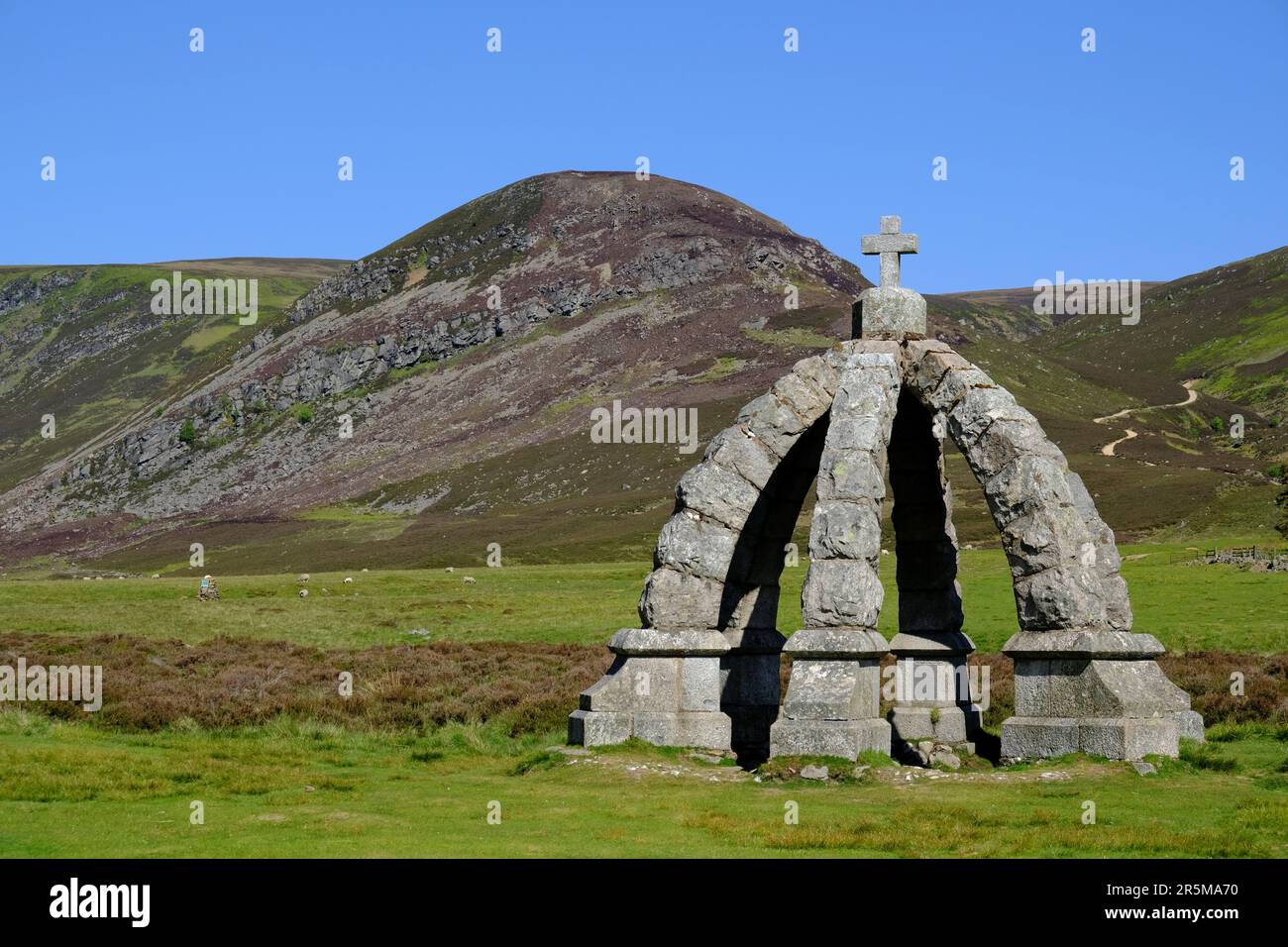 Der Königin geht es gut, Glen Mark, Angus Glens Schottland. Erbaut von Lord Dalhousie, um einem Besuch von Königin Victoria und Prinz Albert im Jahr 1861 zu gedenken. Stockfoto