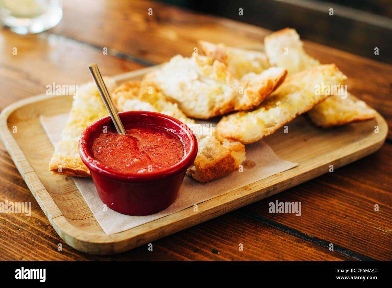 Frisch zubereitete Tomatensoße mit gebratenem Brot, traditionelle spanische Vorspeise Stockfoto