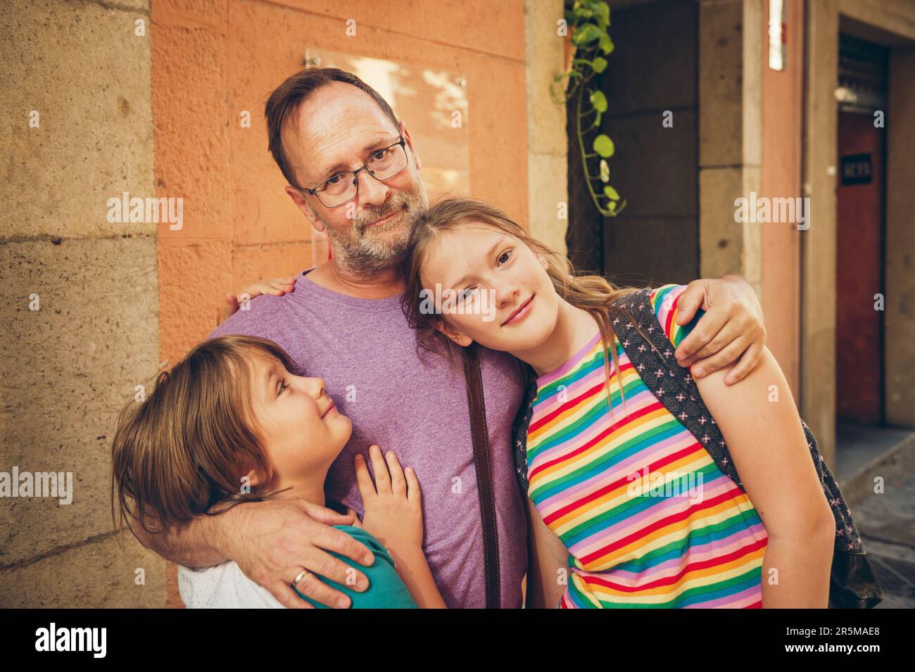 Außenporträt eines glücklichen Vaters mit kleinen Kindern Stockfoto
