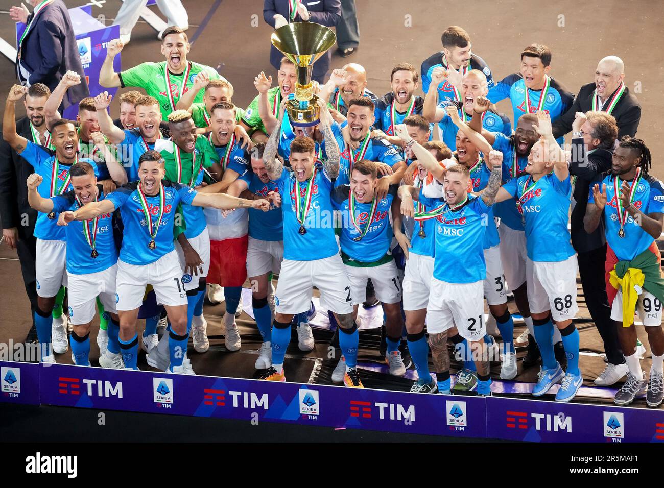 Neapel, Italien. 04. Juni 2023. Giovanni Di Lorenzo von SSC Napoli hebt die Trophäe hoch, während SSC Napoli am 4. Juni 2023 im Stadio Diego Armando Maradona, Neapel, Italien, die italienische Serie A am Ende der Serie A zwischen SSC Napoli und UC Sampdoria gewinnt. Kredit: Giuseppe Maffia/Alamy Live News Stockfoto