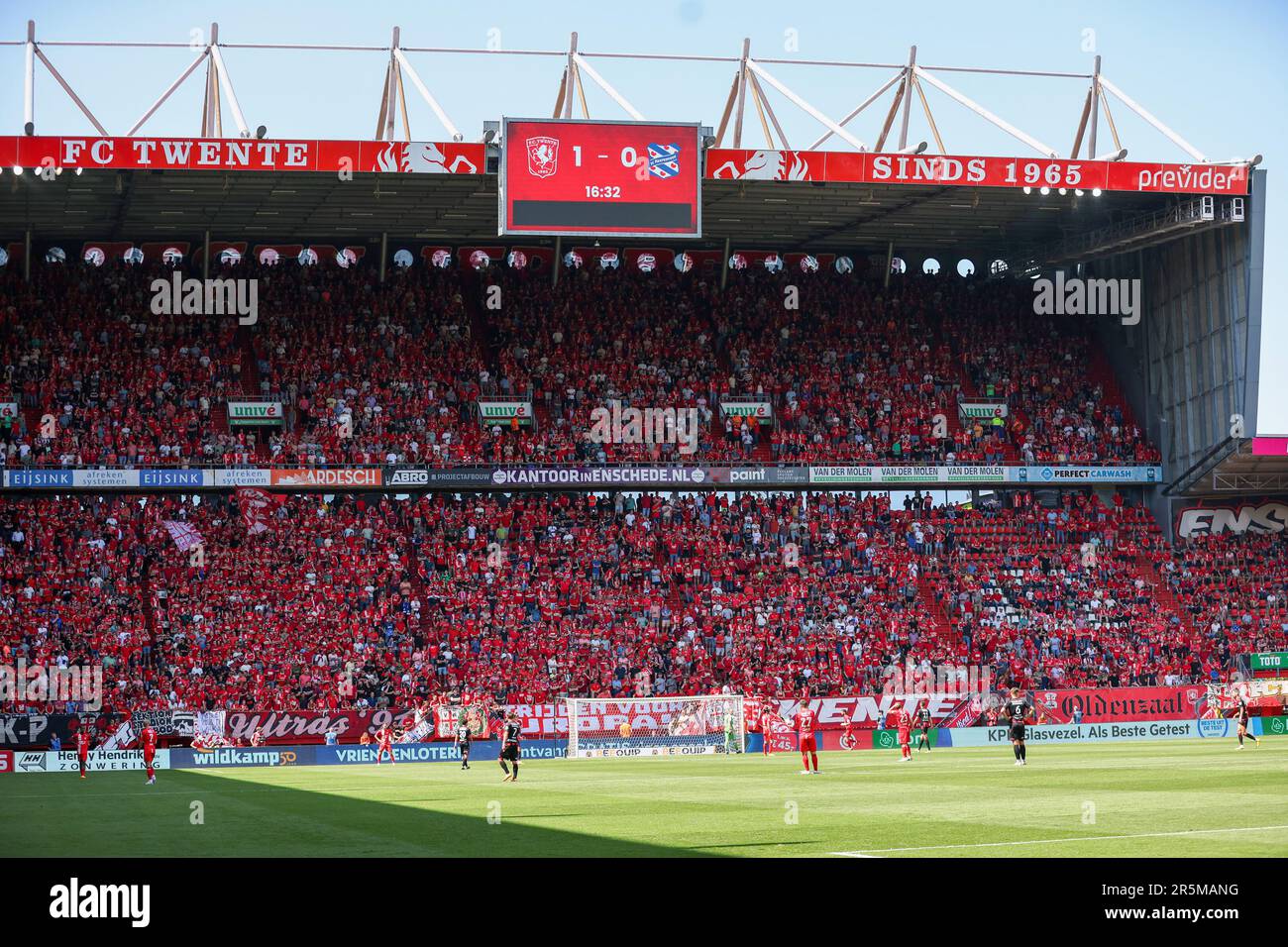 Enschede, Niederlande. 04. Juni 2023. ENSCHEDE, NIEDERLANDE - JUNI 4: Scoreboard mit dem 1-0-Vorteil für den FC Twente während des Halbfinalspiels der Eredivisie Conference League zwischen dem FC Twente und sc Heerenveen im De Grolsch Veste am 4. Juni 2023 in Enschede, Niederlande (Foto von Ben Gal/Orange Pictures) Guthaben: Orange Pics BV/Alamy Live News Stockfoto