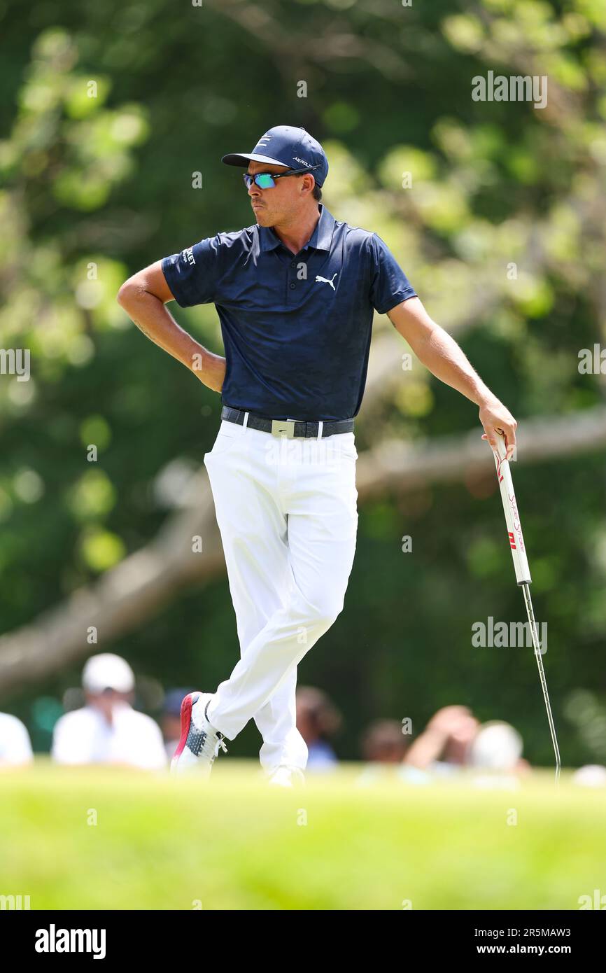 Dublin, Ohio, USA. 3. Juni 2023. RICKIE FOWLER (USA) wartet darauf, auf dem 2. Loch des Memorial Tournament im Muirfield Village Golf Club zu landen. Fowler hat sogar Par geschossen. (Kreditbild: © Brian Dempsey/ZUMA Press Wire) NUR REDAKTIONELLE VERWENDUNG! Nicht für den kommerziellen GEBRAUCH! Stockfoto
