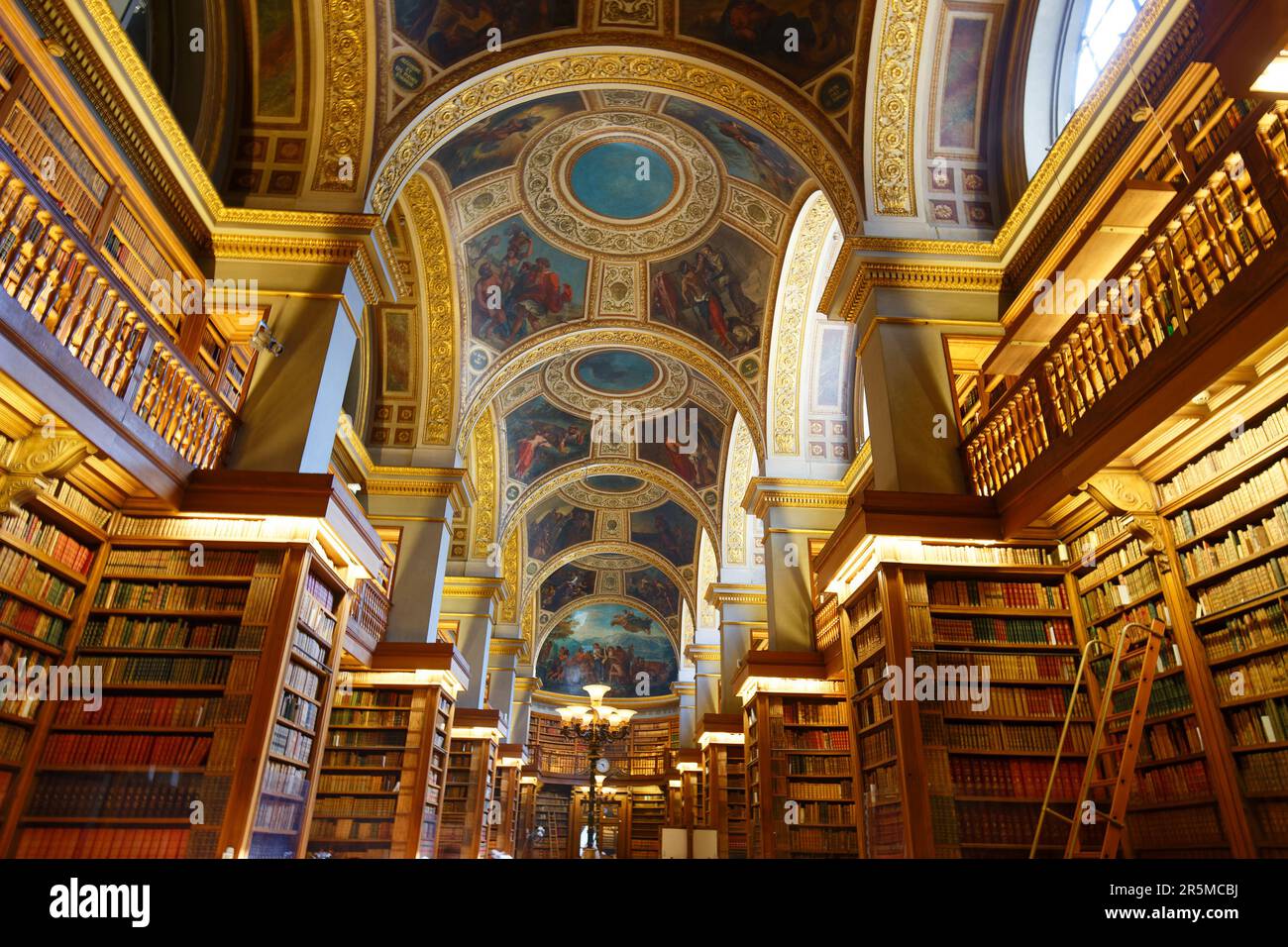 Paris Frankreich - 03. Juni 2023 : die Bibliothek im Bourbon-Palast , Sitz der französischen Nationalversammlung, der unteren Legislativkammer des französischen G Stockfoto