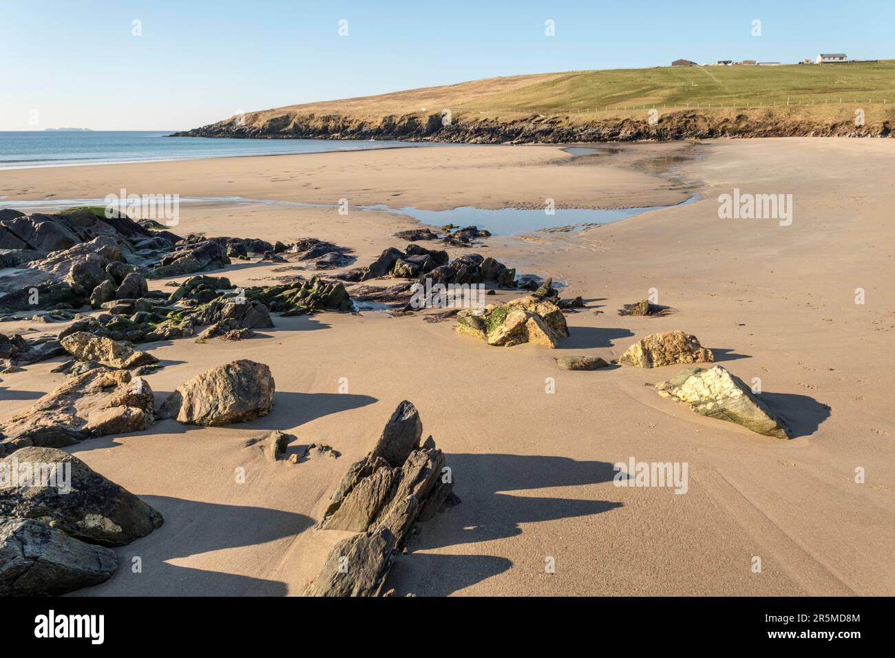 Ein verlassener West Sandwick Strand auf der Shetland Insel Yell. Stockfoto
