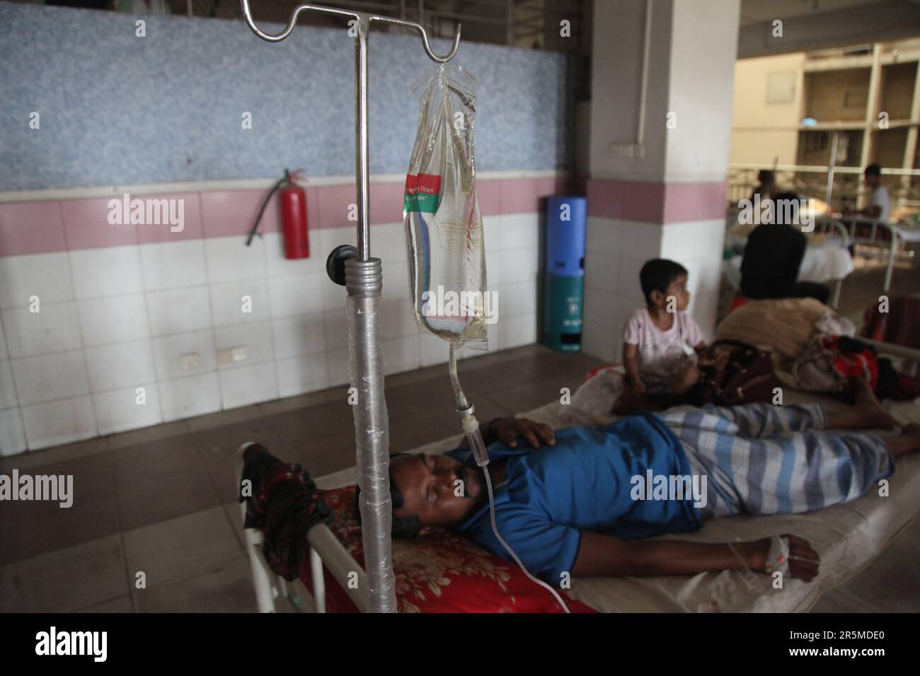 Dengue-Fieber-Patienten liegen auf dem Boden und auf dem Bett vor dem mugda-Krankenhaus, Aufnahmebereich in Dhaka, Bangladesch, am 31. Mai 2023. T Stockfoto