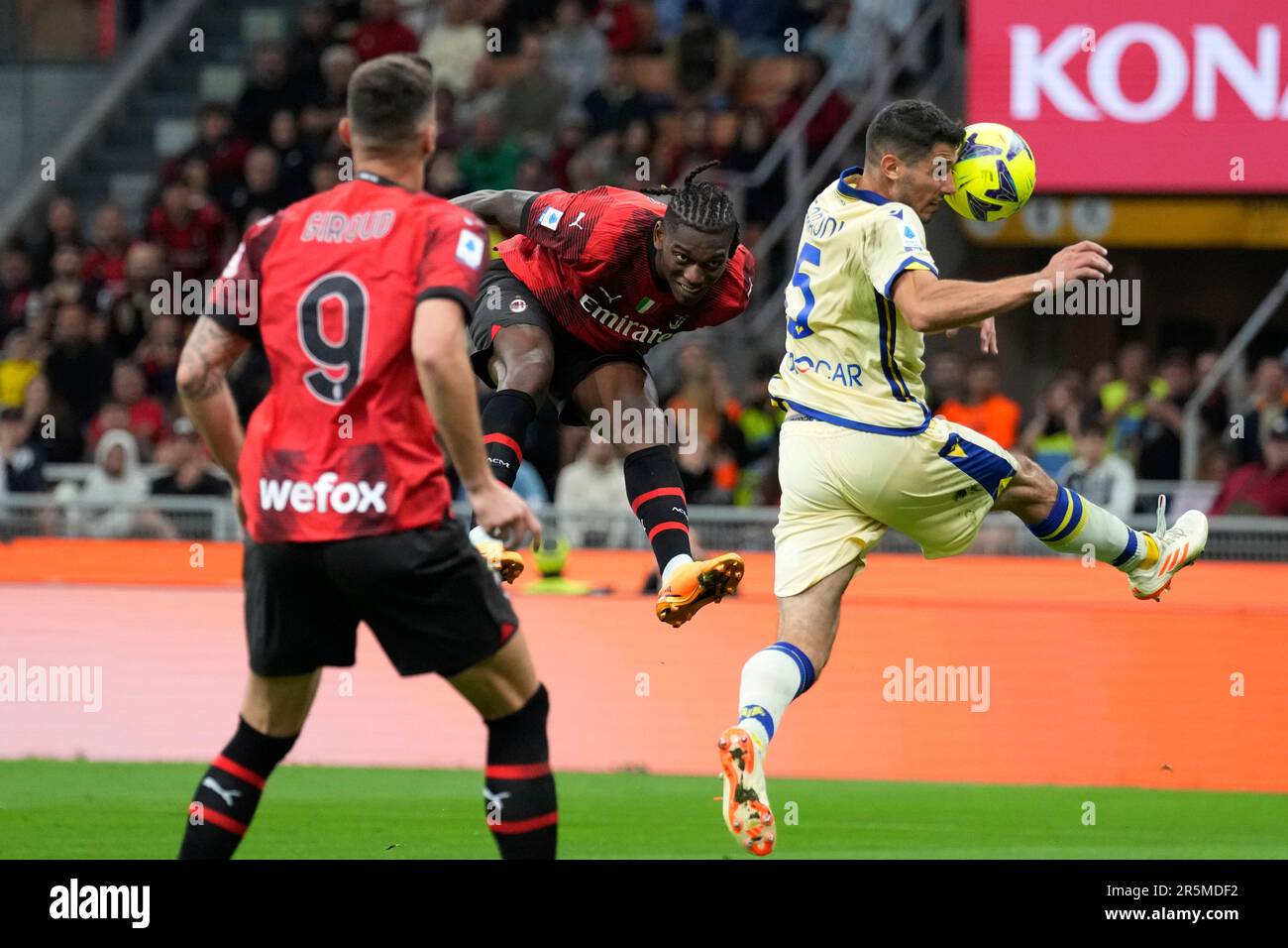 AC Milan's Rafael Leao, centre, attempts a goal during the Serie A soccer match between AC Milan and Hellas Verona at the San Siro stadium, in Milan, Italy, Sunday, June 4, 2023. (AP Photo/Antonio Calanni) Stockfoto