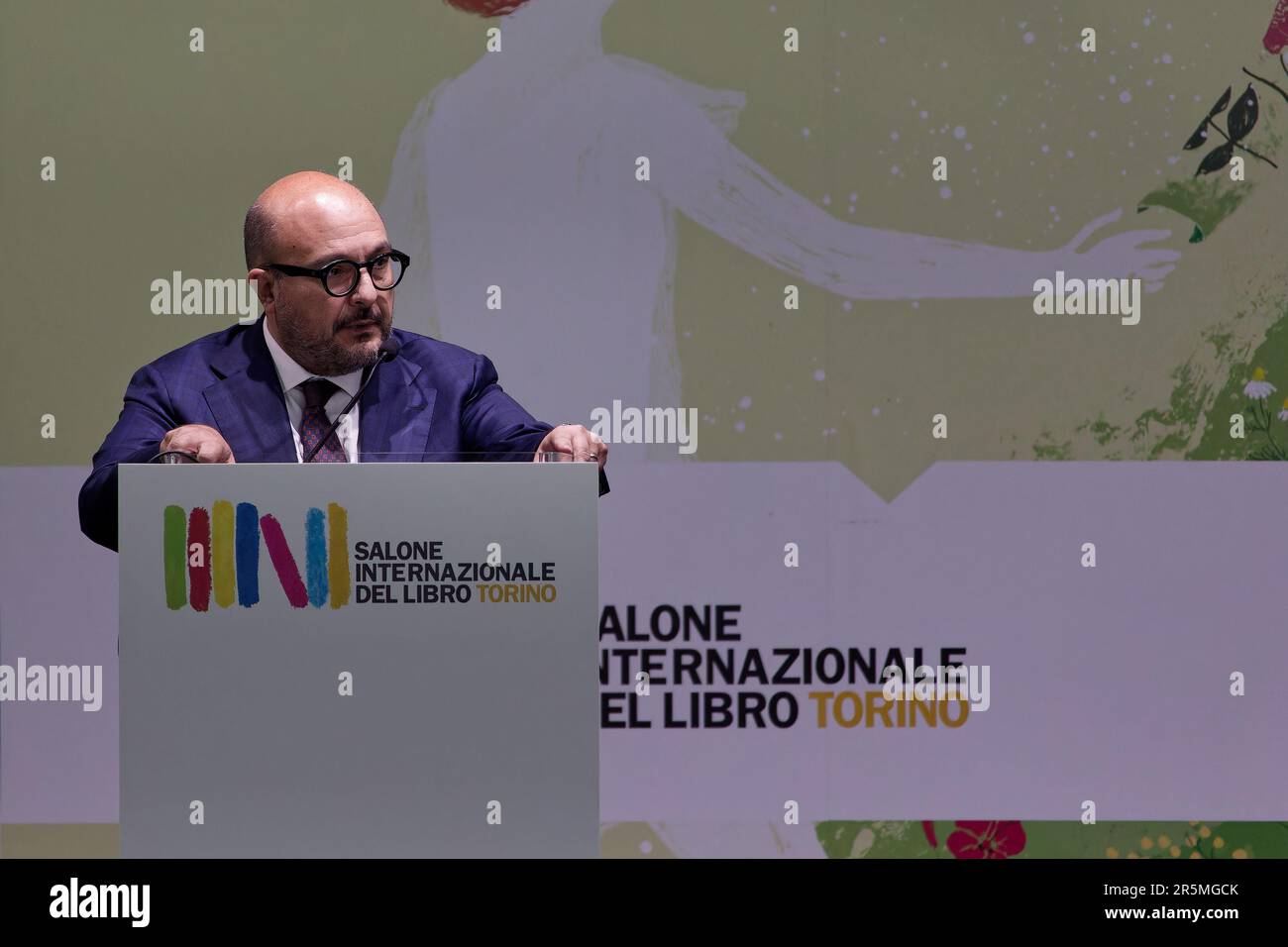 Kulturminister Gennaro Sangiuliano spricht anlässlich der Eröffnung der 2023. Ausgabe der Turiner Buchmesse in Italien. Stockfoto