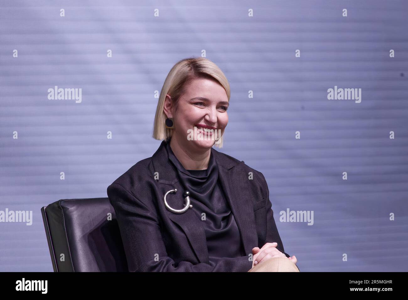 Kulturministerin von Albany Elva Margariti spricht auf der 2023. Ausgabe der Turin International Book Fair, Italien. Stockfoto