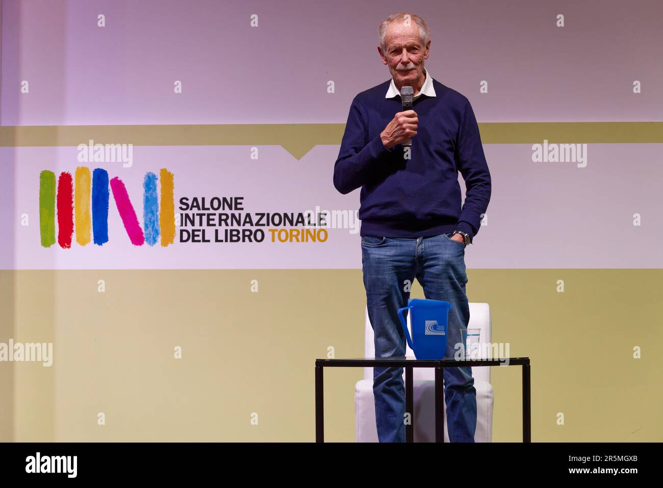 Der italienische Schriftsteller Erri De Luca spricht auf der 2023. Ausgabe der Turiner Buchmesse in Italien. Stockfoto