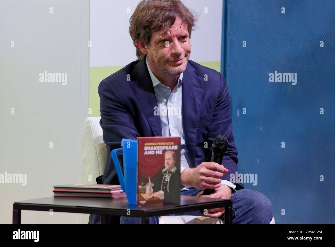 Der italienische Verleger Giuseppe Civati spricht auf der 2023. Ausgabe der Turin International Book Fair, Italien. Stockfoto