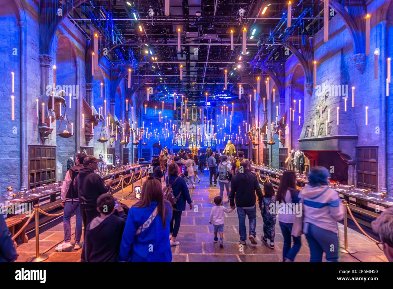 Die große Halle an der Hogwarts School of Witchcraft and Wizardry ist Teil des Sets, das Sie bei der Harry Potter Studio Tour in Watford, Großbritannien, besuchen können Stockfoto