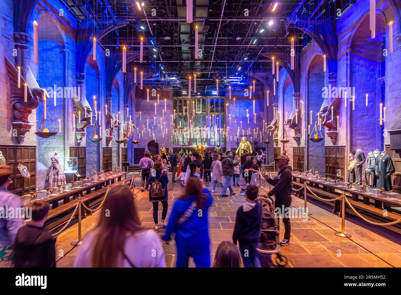 Die große Halle an der Hogwarts School of Witchcraft and Wizardry ist Teil des Sets, das Sie bei der Harry Potter Studio Tour in Watford, Großbritannien, besuchen können Stockfoto