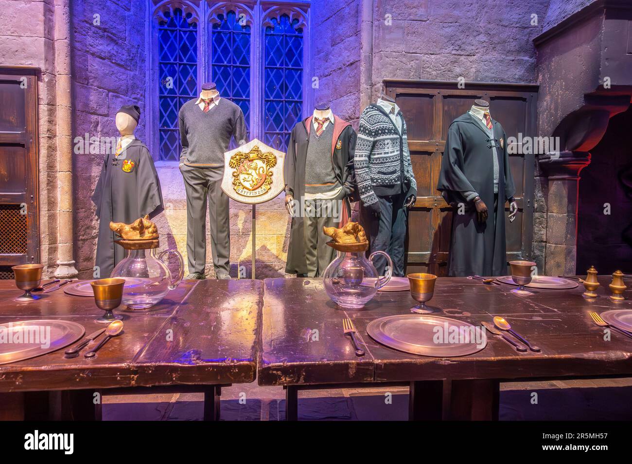 Die Gryffindor-Kostüme, die von Schauspielern getragen werden, werden in der Great Hall ausgestellt und können Sie bei der Harry Potter Studio Tour in Watford, Großbritannien, besuchen Stockfoto