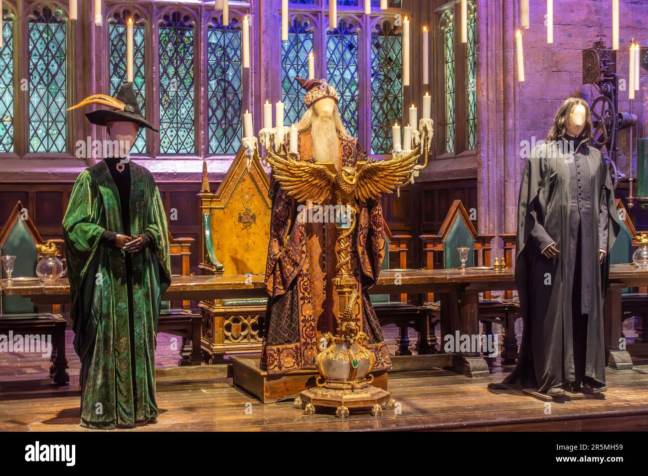 Snape-, Dumbledore- und McGonagall-Kostüme, getragen von Schaufensterpuppen an der Vorderseite der Great Hall, auf der Harry Potter Studio Tour in Watford, Großbritannien Stockfoto