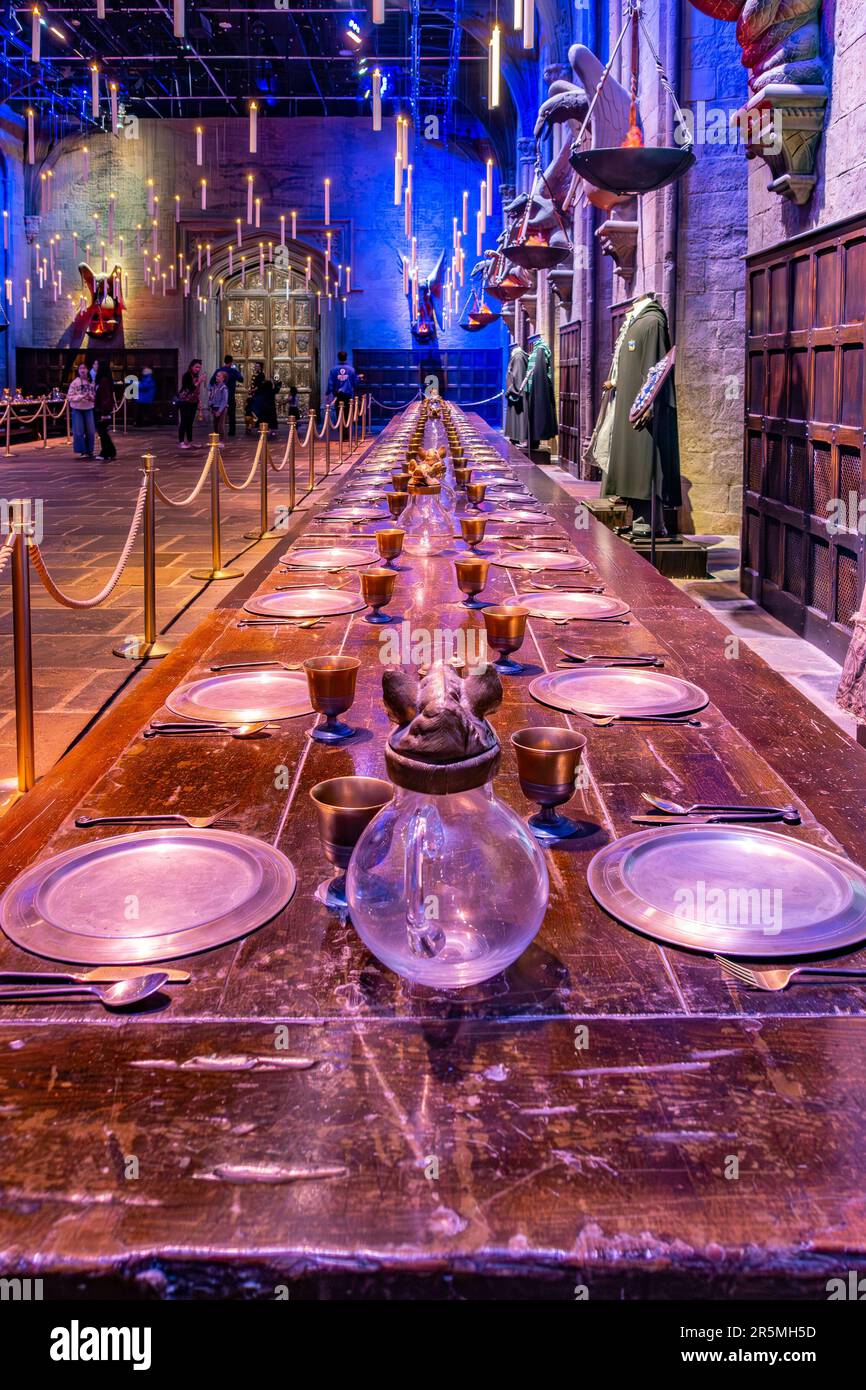 Ein Blick auf einen der Esstische in der Great Hall, die sich auf der Warner Brothers Harry Potter Studio Tour in Watford, Großbritannien, befindet Stockfoto