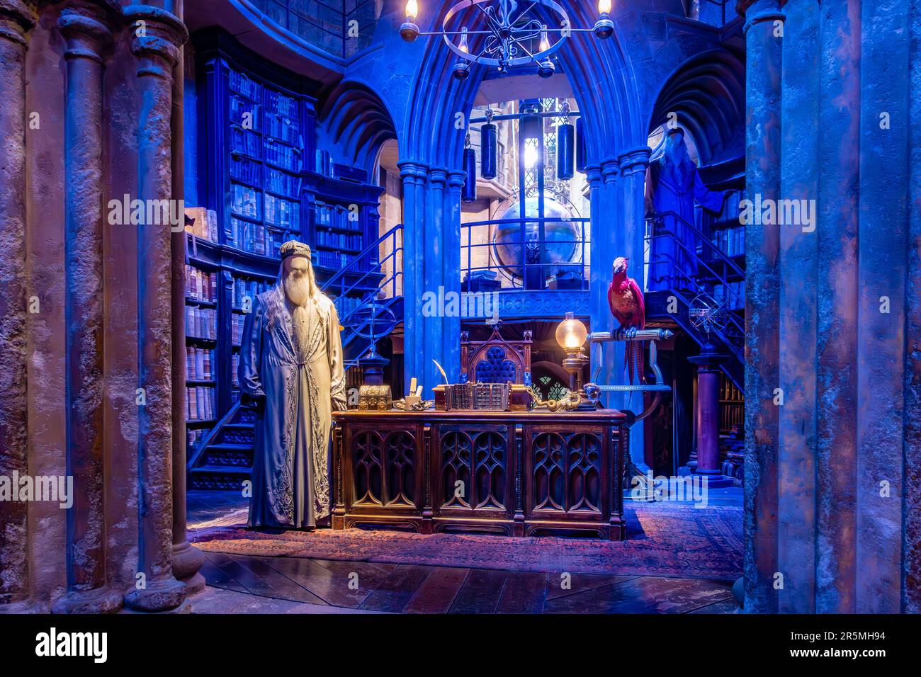 Set von Dumbledores Büro in der Hogwarts School mit zwei Schaufensterpuppen mit echten Kostümen, die von den Schauspielern hier auf der Harry Potter Studio Tour gewarnt wurden Stockfoto