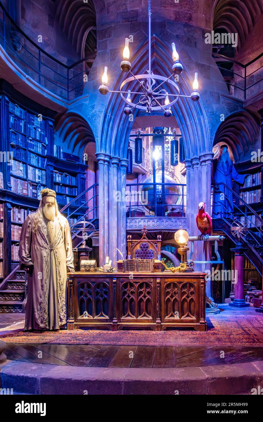 Set von Dumbledores Büro in der Hogwarts School mit zwei Schaufensterpuppen mit echten Kostümen, die von den Schauspielern hier auf der Harry Potter Studio Tour gewarnt wurden Stockfoto