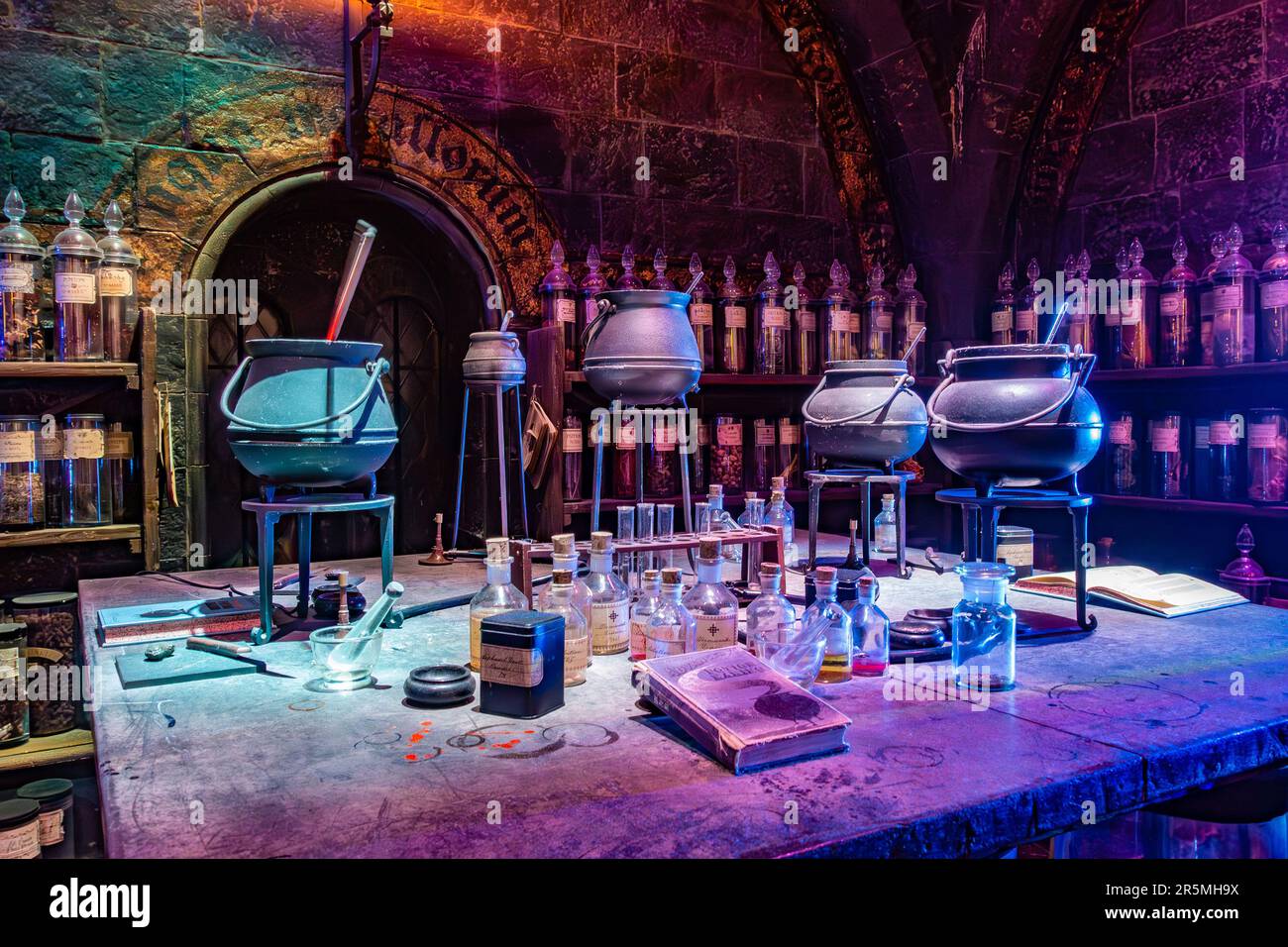 Ausrüstung für die Herstellung von Trank auf einem Schreibtisch im Labor für Tränke in der Hogwarts School, wie auf der Warner Brothers Harry Potter Studio Tour in Watford, Großbritannien, zu sehen Stockfoto