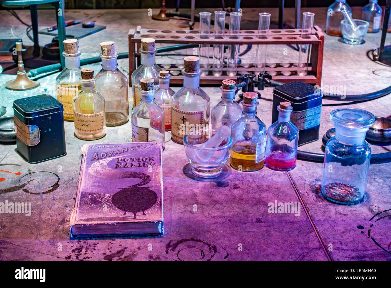 Nahaufnahme der Ausrüstung zur Herstellung von Trank auf einem Schreibtisch im Labor für Tränke in der Hogwarts School, wie auf der Harry Potter Studio Tour in Watford, Großbritannien, zu sehen Stockfoto