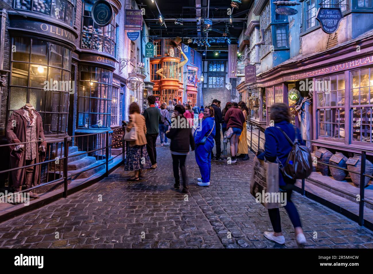 The Diagon Alley auf der Harry Potter Studio Tour in Watford, Großbritannien. Ist mit Besuchern beschäftigt. Stockfoto