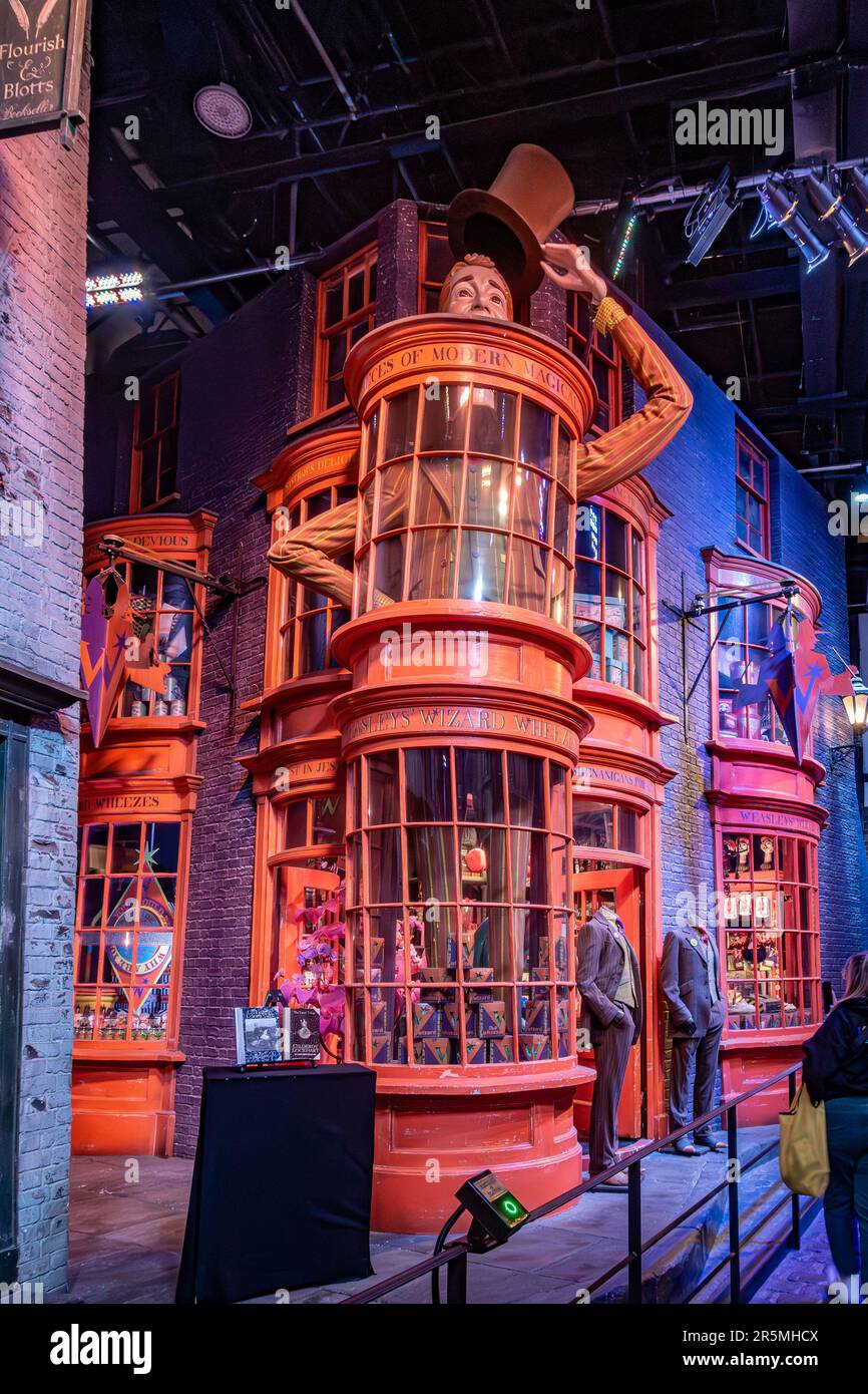 Weasley's Wizard Wheezes, Teil der Winkelgasse auf der Harry Potter Studio Tour in Watford, Großbritannien. Ist mit Besuchern beschäftigt. Stockfoto