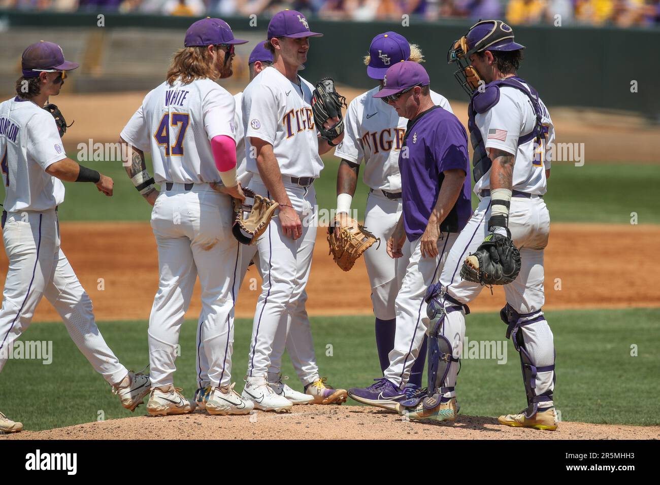 Baton Rouge, LA, USA. 4. Juni 2023. LSU-Cheftrainer Jay Johnson trifft sich mit dem Pitcher Ty Floyd (9) auf dem Berg mit dem Infield einschließlich Tommy White (47), Jordan Thompson (4) Tre' Morgan (18) und Hayden Travinski (25) während der NCAA Baseball Regional Action zwischen den Oregon State Beavers und den LSU Tigers im Alex Box Stadium, Skip Bertman Field in Baton Rouge, LA. Jonathan Mailhes/CSM/Alamy Live News Stockfoto
