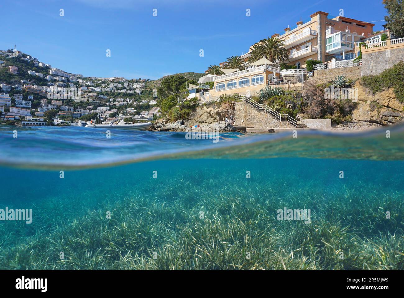 Küstenhotel am Ufer des Mittelmeers in Spanien mit Seegras unter Wasser, geteilter Blick über die Unterwasseroberfläche, Costa Brava, Rosenstadt Stockfoto