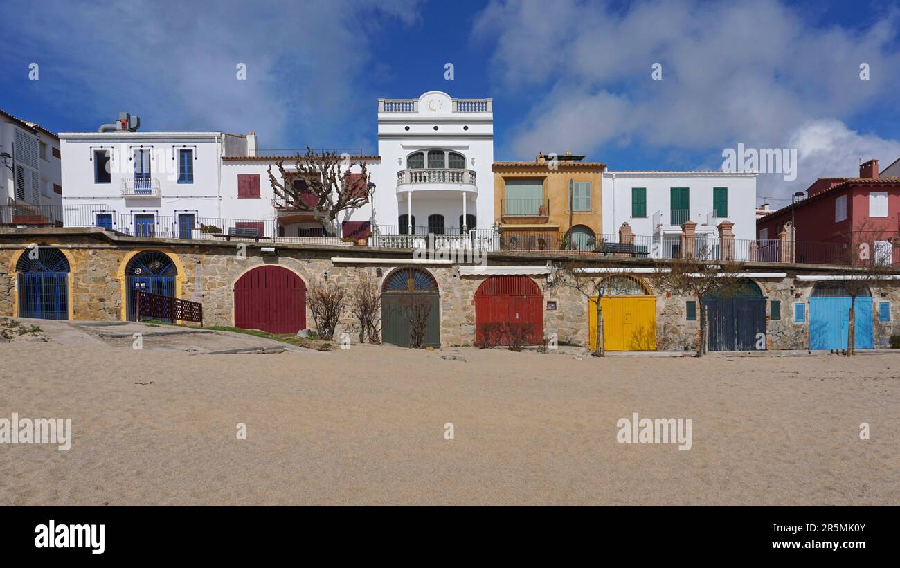 Farbenfrohe Türen mit Lagern am Sandstrand und Häuser in der touristischen Stadt Calella de Palafrugell, Mittelmeer, Spanien, Costa Brava Stockfoto