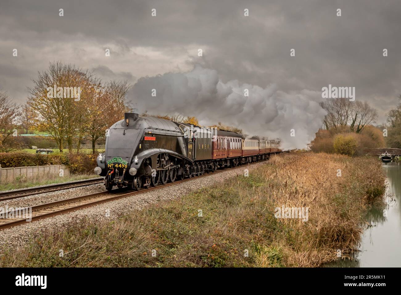 BR 'A4' 4-6-2 Nr. 4498 'Sir Nigel Gresley' passiert den Kennet und Avon Kanal nahe Crofton, Wiltshire Stockfoto